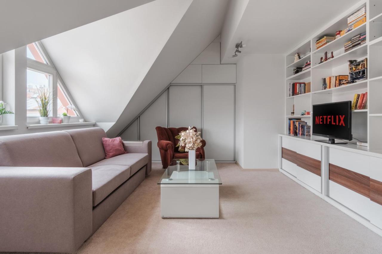 Apartmán Attic Maisonette In Stresovice By Days Praha